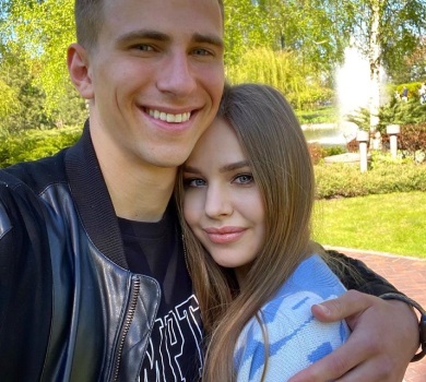 Свічки, троянди та романтика: як футболіст Забарний кохану заміж кликав