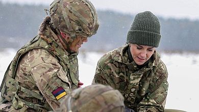 Принцеса у мілітарі: Міддлтон 8-го березня навідалася до військових, які тренують українців