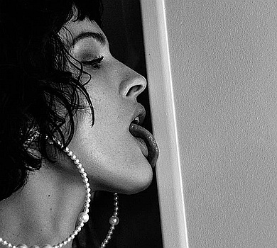 Згадала молодість: Астаф’єва для Playboy оголила груди та полизала стіну 