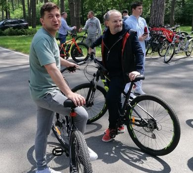 Покатушки з президентом: Зеленський на ровері привітав журналістів  