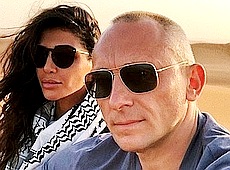 Дитя природи Дімопулос знялася з коханим у пустелі. ФОТО