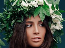 Яремчук у жоржинах, невістка Литвина в колючках: відомі кралі надягли віночки до Купала  