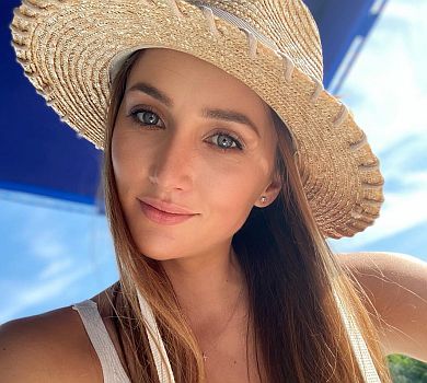 Різатдінова в цільному купальнику розляглася біля басейну заради ФОТО