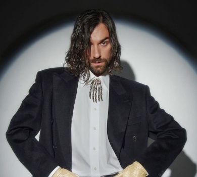 Боляче дивитись: фронтмен Quest Pistols під час виступу впав зі сцени. ВІДЕО