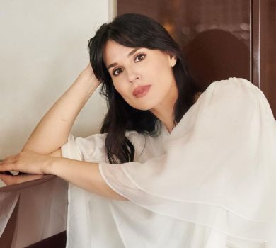 Єфросиніна в червоному платті уявила себе валентинкою й посвітила стегном. ВІДЕО