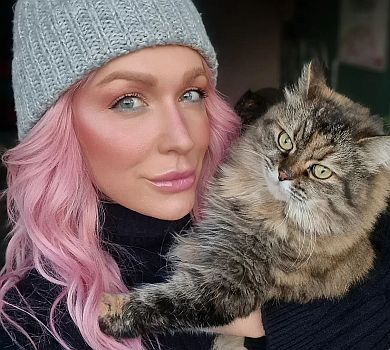 Від русявої дівчинки до невгамовної Монро: травесті-діва на честь 45-річчя показала свою еволюцію