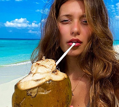 Тодоренко на Мальдівах засвітила попу в бікіні та шпагат на заході сонця