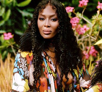 50-річна Кемпбелл у глянці показала голі груди та красу Африки 