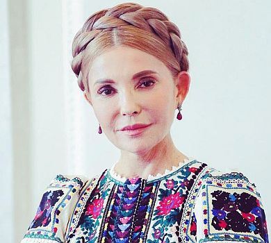 Надихає і заряджає: Тимошенко в спортивному луці показалася коло півоній