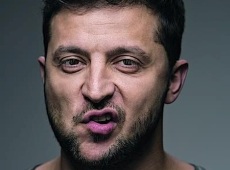 Зеленський для глянцю покривлявся та пригорнув сам себе. ФОТО