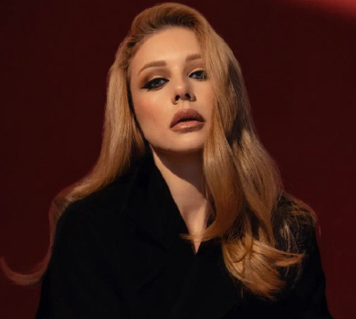 Кароль в стильному чорному пальті показала любов і журбу