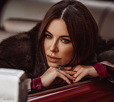 Лорак у хутрі та з голою спиною попозувала для російського глянцю