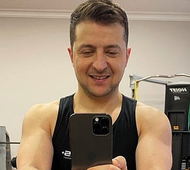 43 за паспортом, 30 в душі: іменинник Зеленський у спортзалі похвалився голими біцепсами