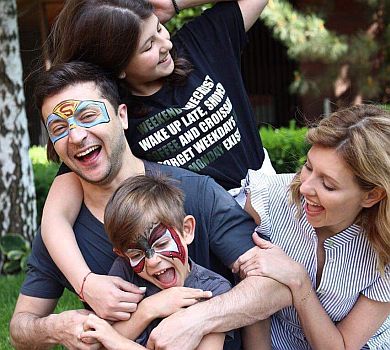 Супермен Зеленський у День захисту дітей показав сімейну ідилію на газоні 