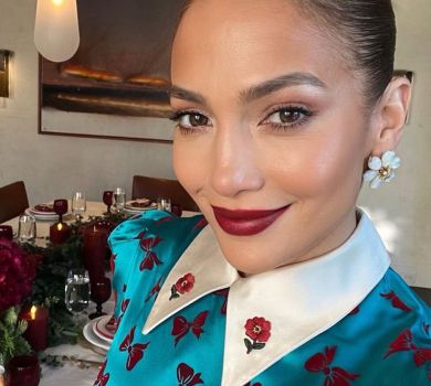 Квіточки, бантики та червоні підбори: Лопес показала, у що вділася на Різдво. ФОТО