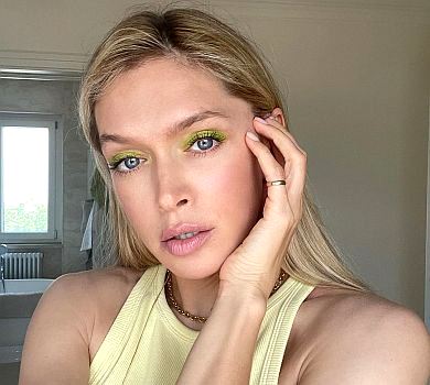 Відкриваю сезон: Брежнєва обтягла апетитне тіло білим купальником