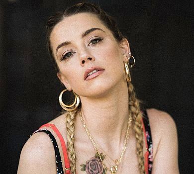 Амбер Хьорд несподівано оголосила, що стала мамою. Перше ФОТО маляти