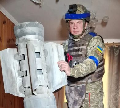 Рухаємося в бік перемоги: Комаров показав ракету в підлозі квартири і закликав донатити. ФОТО