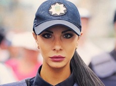 Поліцейська Мілевич змінила колеса та показала синці і дупу в дірках   