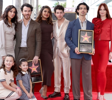 Знайомтеся, це Малті Марі! Джонас і Чопра вперше показалися на публіці з донечкою