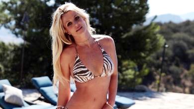 Спірз у купальнику посвітила тілом коло океану