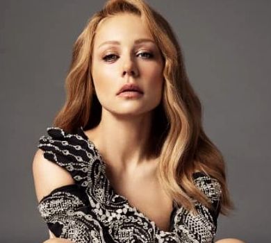 Кароль знялася голою, але у дизайнерських рукавицях