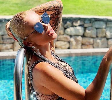 Крук у купальнику показалася ззаду на дошці та зізналася, що любить хильнути зранку