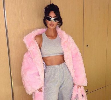 Кардашян із доньками вигуляли рожеві луки та квітковий манікюр в Японії. ФОТО