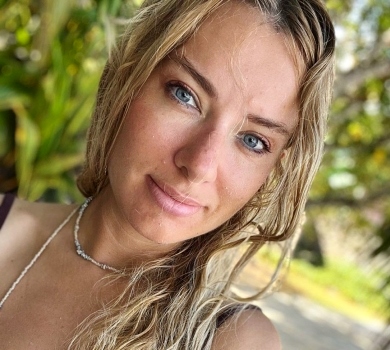 Вид знизу: Горбачова в купальнику показалася в незвичному ракурсі