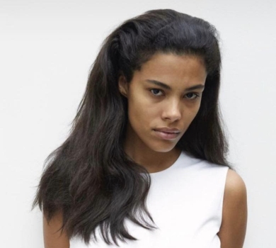 Кунакі випрямила коси та в лаконічному луці попозувала перед камерою