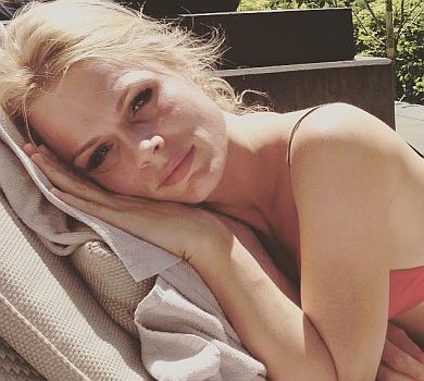 Фреймут у купальнику притулилася до чоловіка на турецькому пляжі 