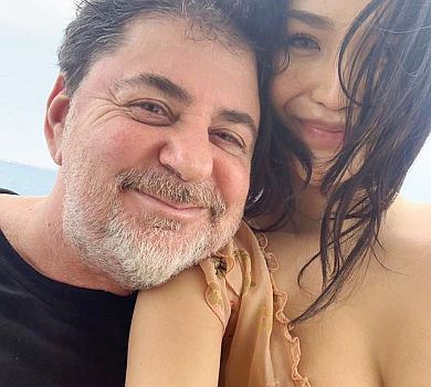 Дружина 60-річного Цекала показала себе у купальнику та коханого на залізному коні