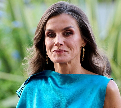 Королева Летісія у шовковій блакиті відвідала урочистий івент із чоловіком