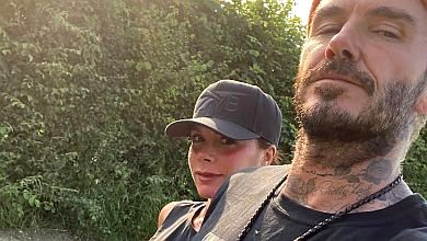 Чендлер схвалює: Девід Бекхем у футболці з Друзями вийшов на прогулянку з Вікторією