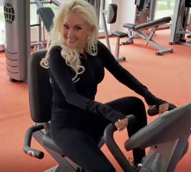 Бужинська в обтислому спортлуці привіталася з жовтнем та осідлала тренажер