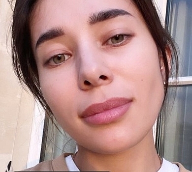 Стрес заїдаю: Неплях у Парижі показала, як змінилося її тіло за місяць війни