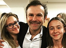 Вакарчук у Стенфорді заспівав та заселфився з фанатками. ВІДЕО 