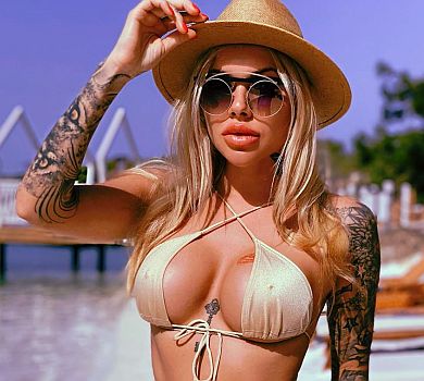 Морозюк у зухвалому бікіні розіграла гроші за коментарі 