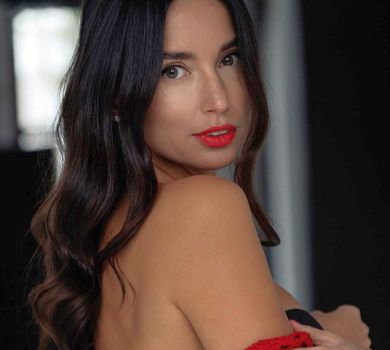 Тотальна любов: Арістова з голою спиною поміркувала про красу в сукні за 47 тисяч