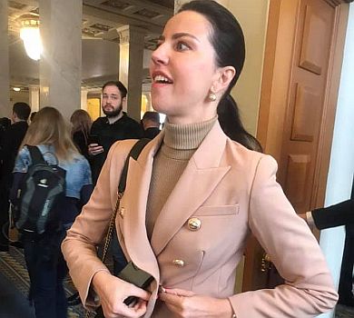 Жакет за 47 тисяч: зе-депутатка Дмитрієва вигуляла в Раду черговий бренд