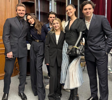 Навіть горе-невістка: стильні Бекхеми підтримали Вікторію на шоу в Парижі. ФОТО