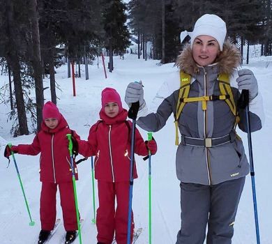 Камалія у Фінляндії поставила доньок на лижі та прокотилася на собаках 