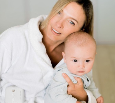 Фролова показала staycation з сином у воді. ВІДЕО