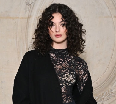 Дева Кассель у гламурному total black засвітилася на Паризькому тижні моди