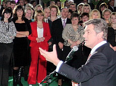 Ющенко і Яценюк вітали жінок з НеАнгелами та Скрипкою