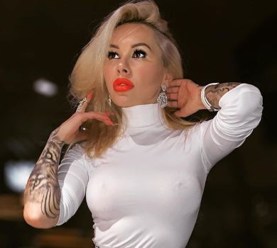 Морозюк затулила голі циці ананасами та повчила, як рятуватися від нерозділеного кохання   