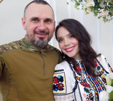 Серце з серцем в унісон: дружина Сенцова привітала його з 47-річчям зворушливим фото з синочком