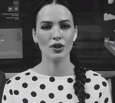 Астаф’єва з рожевим фламінго вперше за 10 років спустилася в метро. ВІДЕО