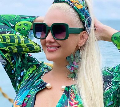 На рік красивіша Бужинська з апетитним декольте привітала себе з 42-річчям