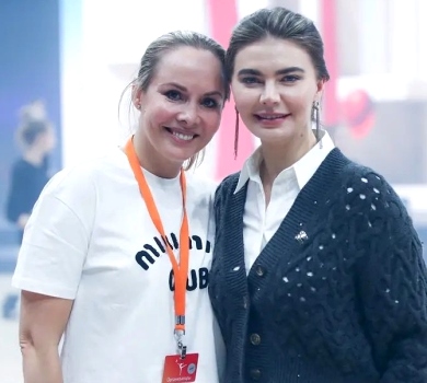 Усміхнена Кабаєва в кросівках за $1,1 тисячі засвітилася на фестивалі імені себе